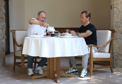 Putin y Medvédev han terminado la jornada tomando un té.