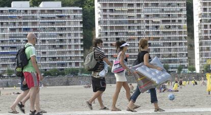 Zona de apartamentos frente playa de Hondarribia, País Vasco.