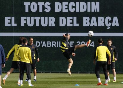 Mascherano controlando la pelota durante el entrenamiento del equipo en la Ciudad Deportiva Joan Gamper previo al encuentro de vuelta de octavos de final de la Liga de Campeones.