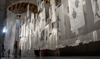 Las enormes sábanas de papel de Victòria Rabal colgadas de la nave gótica.