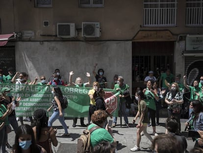 Concentració de la PAH para frenar el desnonament de Liliana, a l'Hospitalet del Llobregat. 