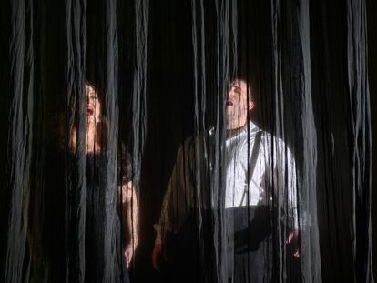 La soprano Anna Pirozzi y el tenor Freddie De Tommaso cantando el dúo de amor del segundo de ‘Un ballo in maschera’, el 9 de febrero de 2024 en el Liceo de Barcelona.