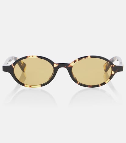 Estas gafas de sol Bottega Veneta combinan lo clásico y la tendencia de forma asombrosa. La montura ovalada y el acetato de efecto carey contrastan con el amarillo claro de sus lentes.