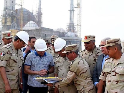 O presidente egípcio Al Sisi, visitando as obras da nova capital