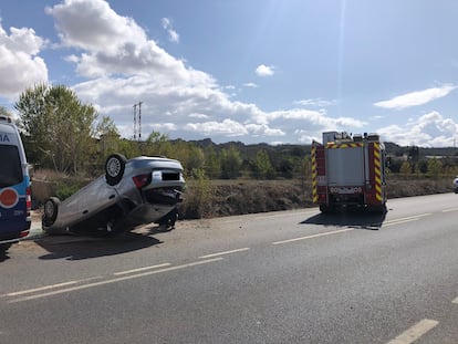 Los Bomberos de Guadix (Granada) dando respuesta a un accidente de tráfico  en la carretera que une Guadix con Exfiliana el domingo pasado.