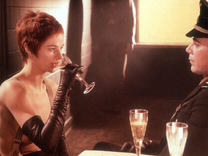 Dirk Bogarde (Max) y Charlotte Rampling (Lucia), en una escena de <i>El portero de noche</i> (1974), de Liliana Cavani.