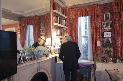 Libros, flores, fotos y espejos son los elementos esenciales de la estética de los Talese. Las cortinas las eligió su esposa, Nan, que quiso insuflar “un golpe de vida” a un espacio, que, pese a ello, raramente usan.