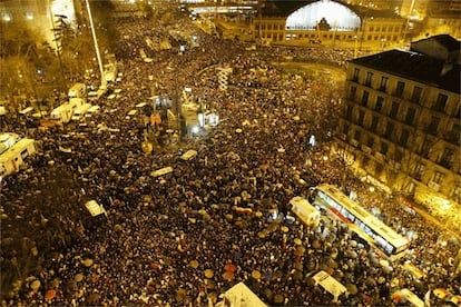 Cuatrocientas mil personas en Zaragoza, medio millón en Canarias, un millón en la Comunidad Valenciana, otro en Barcelona, dos en Madrid Ciudadanos de toda procedencia e ideología se lanzaron a la calle para mostrar su rabia e indignación ante los terribles atentados del 11-M. A la concentración de la capital, entre una lluvia intensa y triste, acudieron jefes de Gobierno, ministros, diplomáticos de diversos países europeos, de la UE y de Marruecos. Y una sola pregunta rompía el silencio y mostraba las dudas crecientes sobre la autoría de ETA: "¿Quién ha sido?".