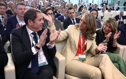 Gerardo Cueva aplaude a Ángela de Miguel tras ganar las elecciones a la presidencia de CEPYME, este martes.