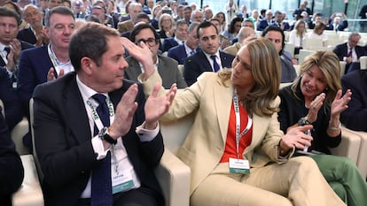 Gerardo Cueva aplaude a Ángela de Miguel tras ganar las elecciones a la presidencia de CEPYME, este martes.