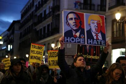 Los manifestantes sujetan pancartas durante una protesta, en Madrid. 