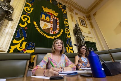 La alcaldesa de Jumilla, Seve González, momentos antes del inicio del pleno extraordinario celebrado este viernes en el Ayuntamiento de Jumilla.