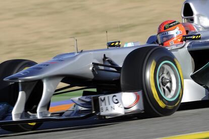 Michael Schumacher, durante un instante de los entrenamientos de esta mañana.