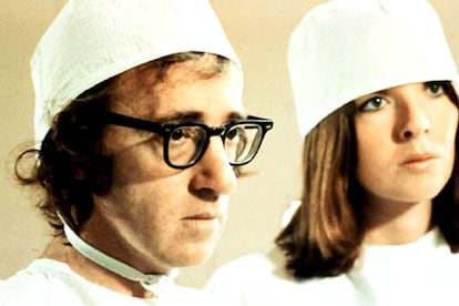 <p>La quinta película dirigida por Woody Allen es una de las más aclamadas de la primera parte de su filmografía, y un homenaje a los maestros de la comedia que le precedieron. Probablemente nunca hemos visto a Allen tartamudear más, y ya es decir. En un momento de la cinta el personaje de Allen (revivido en el siglo XXII), tiene que realizar una operación quirúrgica: recrear un humano a partir de una nariz. Tiene la ayuda de Diane Keaton y de un robot cirujano, pero ni por esas consigue completar la tarea. El robot es una versión libre de lo que <a href="http://elpais.com/elpais/2016/11/01/talento_digital/1478021936_889288.html">estamos empezando a ver en los quirófanos.</a></p>