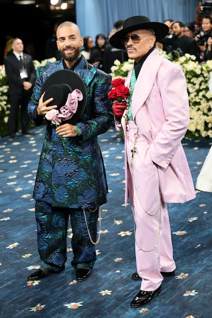 Maluma acudió acompañado del diseñador Willy Chavarria, cuyo trabajo se inspira precisamente en la vestimenta de los migrantes latinos en Estados Unidos. Ambos lucen la versiçon de Chavarría del 'zoot suit', con levita, pantalones anchos y sombrero de ranchero.