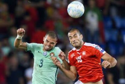 Pepe disputa la pelota con Derdiyok durante el Suiza-Portugal