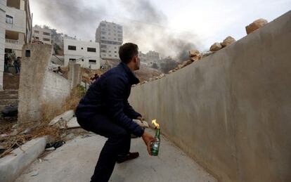 Un palestino se prepara para lanzar un cóctel molotov contra los soldados israelíes tras una redada en la ciudad de Nablus (Cisjordania).