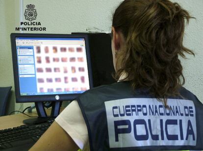 Una agente examina el material incautado en la operación contra la pornografía infantil en Internet.