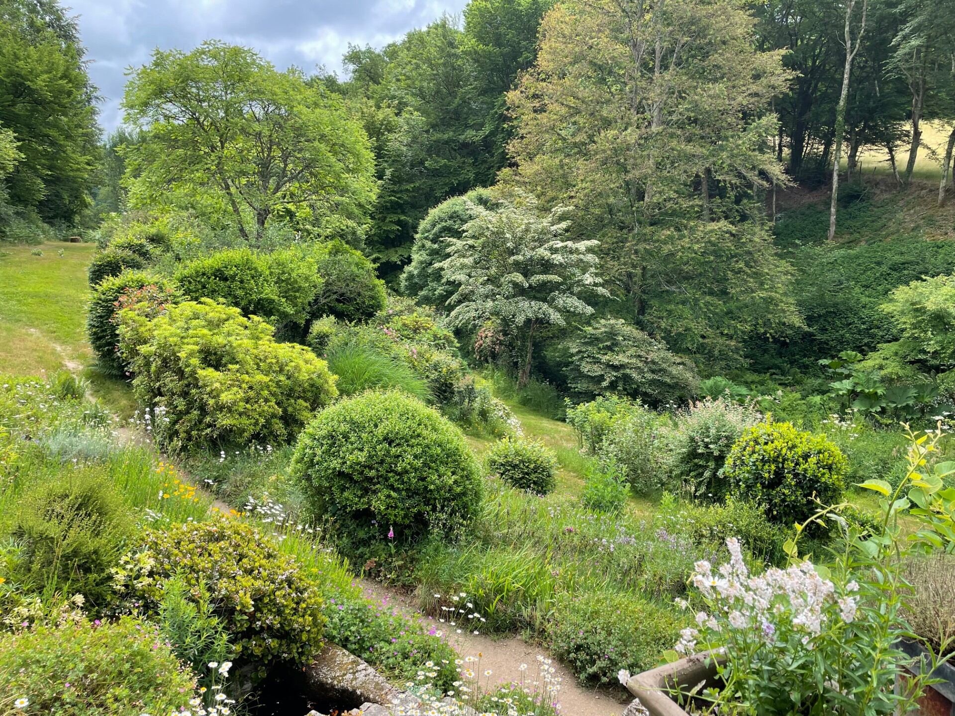 Un sendero recorre el jardín de la casa de Gilles Clément.