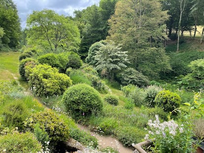 Un sendero recorre el jardín de la casa de Gilles Clément.