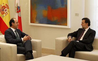 Rajoy con el cántabro durante la reunión que mantuvieron ayer para examinar el estado de las finanzas autonómicas.