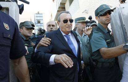 Carlos Fabra leaving the provincial High Court of Castell&oacute;n on Wednesday.  