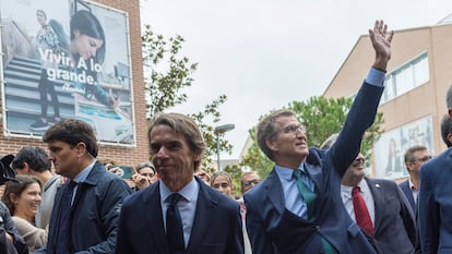 Aznar y Feijóo, esta mañana a su llegada a un acto en la Universidad Francisco de Vitoria, en Madrid.