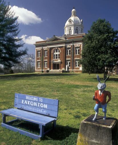 La estatua de Br'er Rabbit, el Hermano Conejo, uno de los personajes de las historias del folclor afroamericano recopiladas por Joel Chandler Harris, en el Museo del Tío Remus en Eatonton, Georgia.