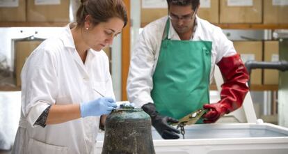 Trabajadores en el Centro de Arqueolog&iacute;a Subacu&aacute;tica, en C&aacute;diz. 