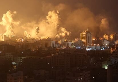 9 de octubre de 2023, franja de Gaza. "Era como si las llamas brotaran de las mandíbulas de los tanques israelíes y de los misiles F-16. Tomé esta fotografía desde el piso 19 de un rascacielos en Gaza. En mis 25 años de carrera como fotógrafo, nunca sentí tanto miedo y angustia. Sentí que estaba filmando una escena de película cinematográfica, tuve que recordarme a mí mismo que todo era demasiado real. No tengo palabras para describir esta imagen, pero sé el terror que sentí al ver las llamas iluminando Gaza en una noche sumida en la oscuridad con los cortes de electricidad en Gaza".