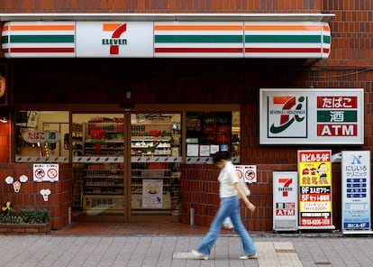 Una mujer pasa delante de una tienda de 7-Eleven en Tokio.