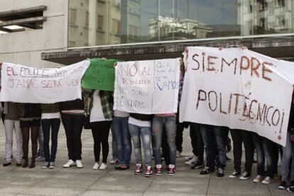 Alumnos del Instituto Politécnico de Lugo se manifiestan contra la conversión.
