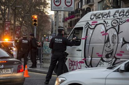 Control d'accés a la Rambla després de l'alerta antiterrorista.