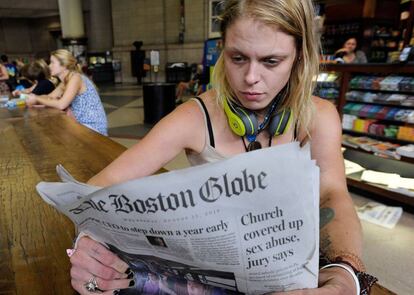 Una joven lee 'The Boston Globe' este miércoles. 