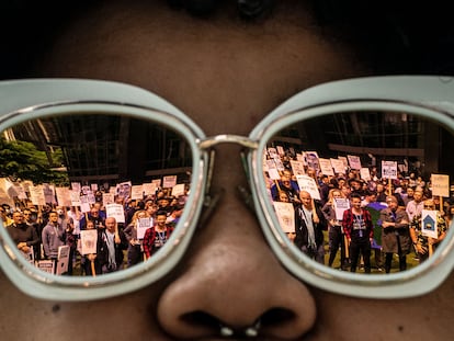 Manifestación de trabajadores de Amazon contra el blanqueo verde ('greenwashing') de la compañía, entre otros motivos, este miércoles en Seattle (EE UU).