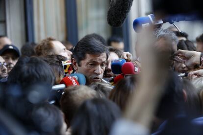 El presidente de la gestora socialista, Javier Fernández, realiza declaraciones a la prensa a su llegada al Congreso para asistir al debate de investidura del líder del PP, Mariano Rajoy.