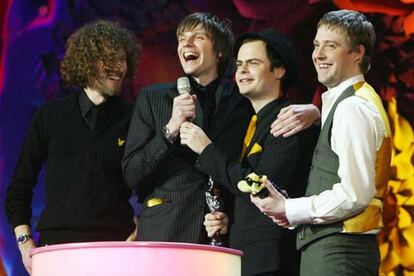 La banda de rock Kaiser Chiefs se ha llevado tres de los cinco premios a los que estaba nominada: mejor grupo británico, mejor grupo de rock (en la foto, recogiendo el galardón) y mejor actuación en directo. El premio al mejor álbum británico, al que también optaban, ha recaído en Coldplay, por <i>X&Y</i>.