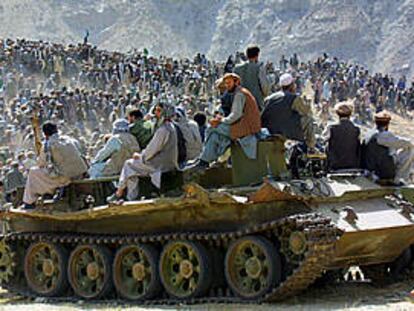 Miles de afganos acudieron ayer en Panshir al entierro del líder de la oposición a los talibán, Ahmad Shah Massud, muerto en un atentado la semana pasada.