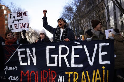"En huelga para no morir en el trabajo", gritaban los opositores a la reforma de las pensiones, en la manifestación de este martes en París (Francia).