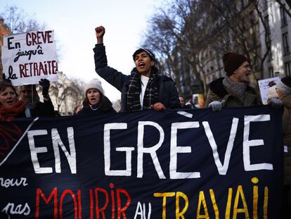 "En huelga para no morir en el trabajo", gritaban los opositores a la reforma de las pensiones, en la manifestación de este martes en París (Francia).