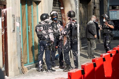 Agentes de la ARRO de Mossos tras recibir lanzamientos de pintura en un desahucio.