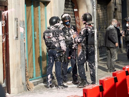 Agentes de la ARRO de Mossos tras recibir lanzamientos de pintura en un desahucio.