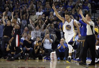 Stephen Curry, tras un triple ante Portland.