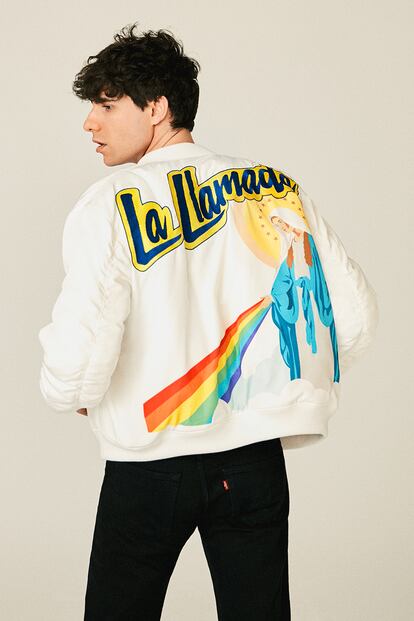 Javier Calvo posando con una chaqueta que rinde homenaje a su exitoso musical ‘La llamada’.