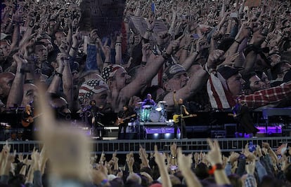Springsteen es va donar un dels múltiples banys de multituds del concert i va baixar de l'escenari, saludant, donant la mà i caminant pel passadís que li han obert els agents de seguretat fins a una petita tarima, on ha seguit cantant i bastonejant la guitarra.