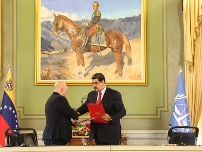 Nicolás Maduro, junto al jefe de la fiscalía de la Corte Penal Internacional, Karim Khan