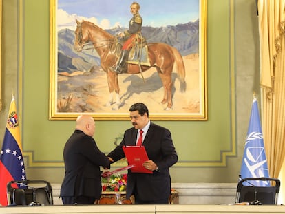 Nicolás Maduro (d), junto al jefe de la fiscalía de la Corte Penal Internacional, Karim Khan, el pasado 3 de noviembre en Caracas.