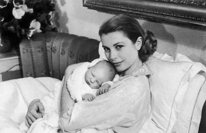 La princesa de Mónaco abraza tiernamente a su hijo, el príncipe Alberto, nacido el 14 de marzo de 1958 en Mónaco.