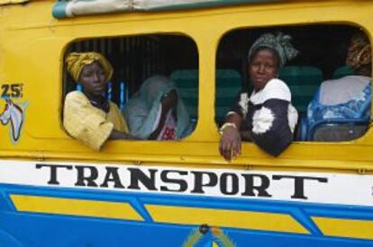 Un autobús en la ciudad senegalesa de Saint Louis, declarada Patrimonio mundial por la Unesco.