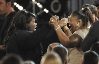 Las actrices de 'Precious' Gabourney Sidibe y Mo'Nique celebran el premio a mejor actriz en los Independent Spirit